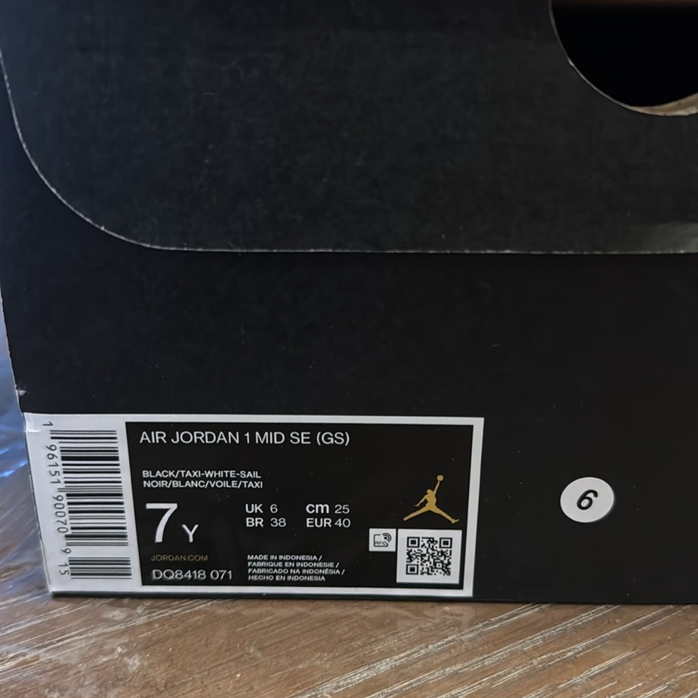 Jordan 1 mid se black/taxi/sail sz 7 youth or 8.5 womans new in box - Picture 2 of 4